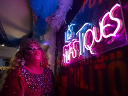 Persona posando El Castillo de las Artes