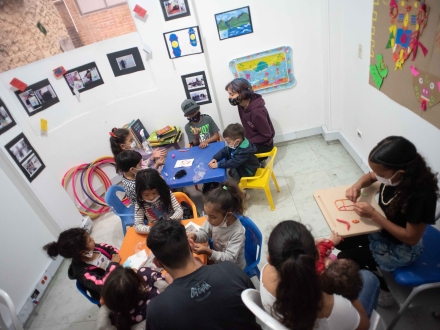 imagen de niños y niñas haciendo manualidades