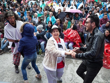 Imagen de personas participando de baile y otro público mirando actividad