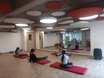 Un grupo de niños estira en uno de los salones del nuevo Crea Salamanca.