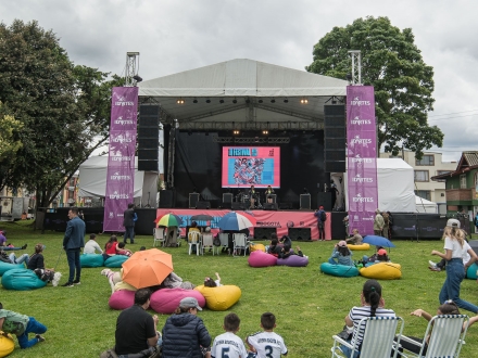 tarima del IV Festival Arte a la KY 