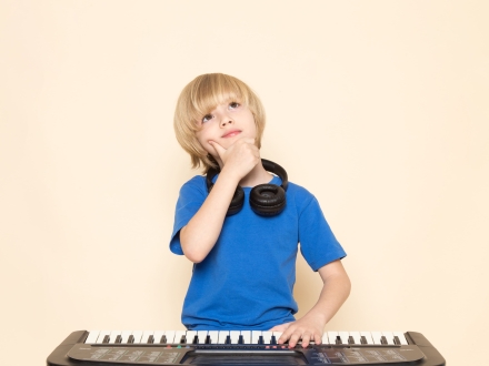 Niño en el Electro Lab 