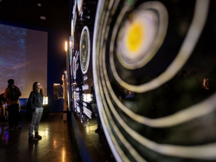 Usuaria durante la experiencia de la muestra del laboratorio maquinas para atrapar cometas