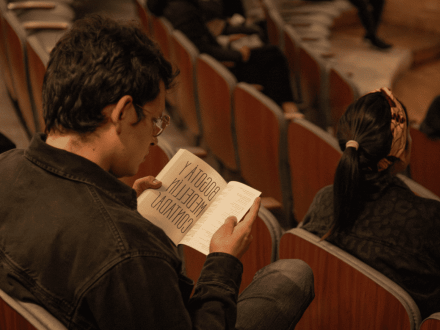 Hombre leyendo un libro