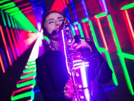 Mujer con saxofón 