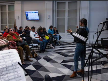 personas participando en las mesas de sectores