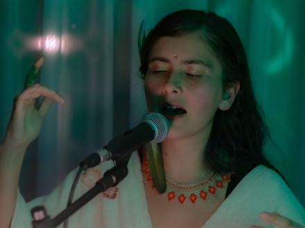 Mujer meditando y cantando
