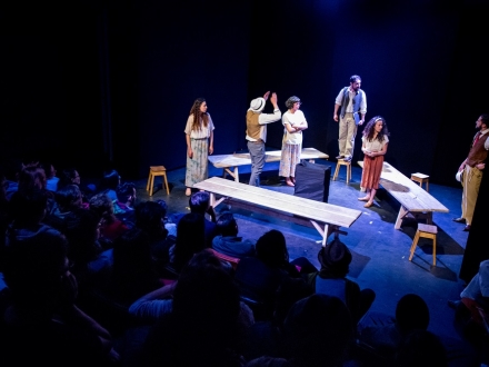 personajes en escena 