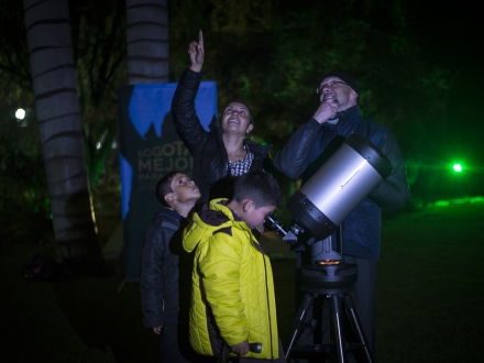 niños observando por un telescopio.