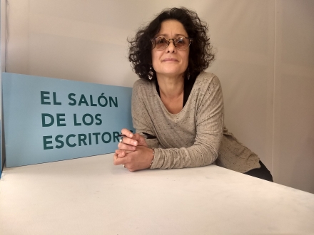 Mujer y texto: se lee el salón de los escritos.