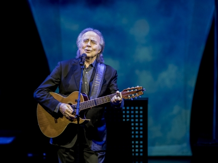 Joan Manuel Serrat canta en el escenario del JOrge Eliécer Gaitán