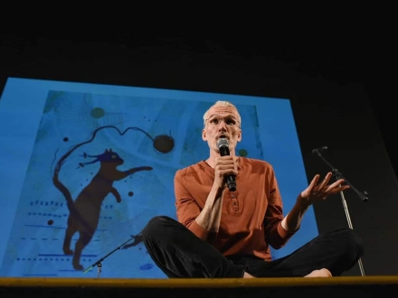 Nicolás Buenaventura cuenta cuentos en el Teatro Jorge Eliécer Gaitán