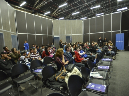 Auditorio con personas escuchando