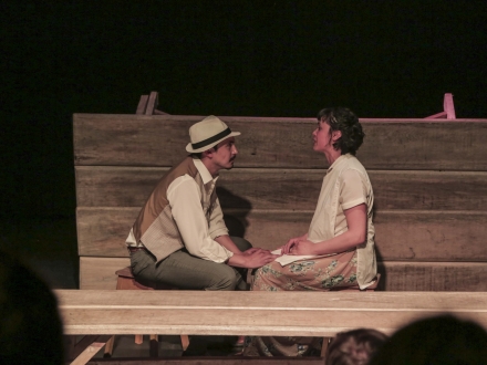 Hombre y mujer en obra de teatro.