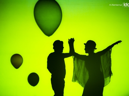 Hombres entre bombas