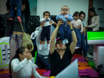 Bebés levantados por sus padres