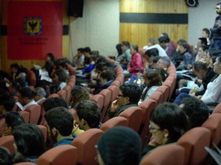 Gente en auditorio