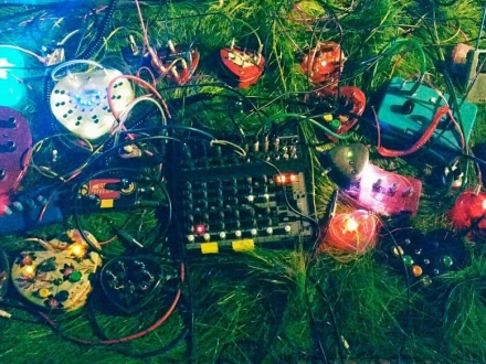 Instrumentos electrónicos sobre cesped