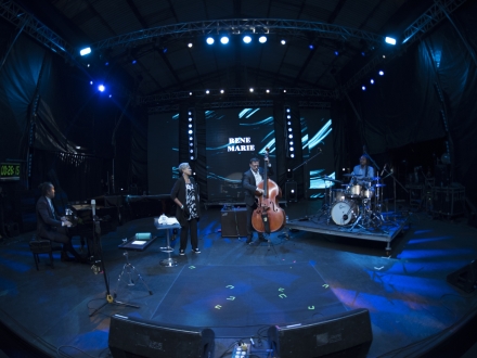 artista en tarima de Jazz al Parque 