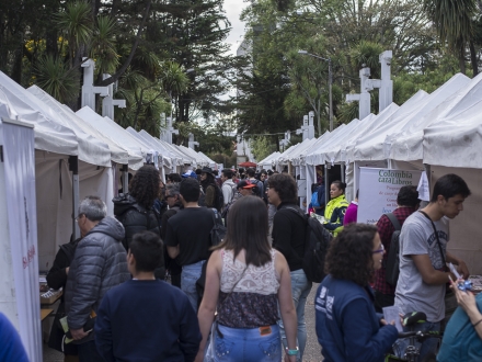 Multitud en carpas