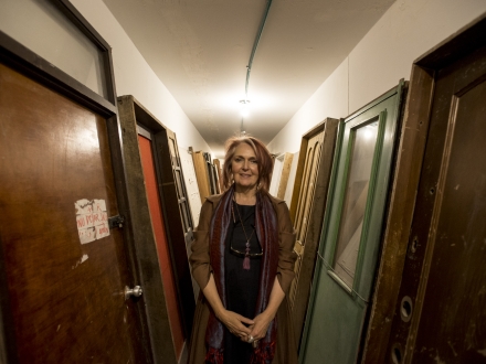 Mujer con puertas de fondo
