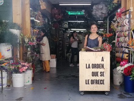 Mujer en plaza de mercado