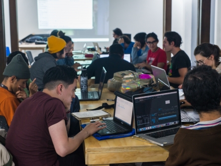 Personas reunidas en una mesa 