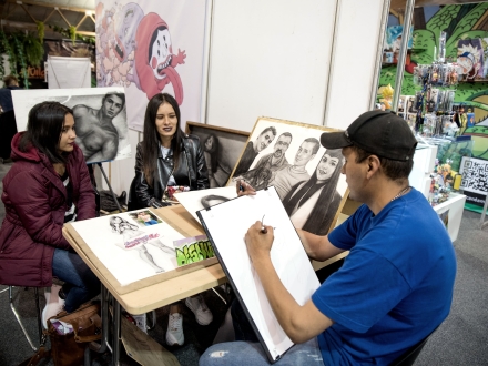 Señor pintando a dos mujeres 