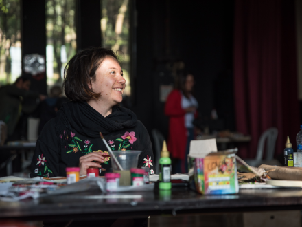 Mujer participando en actividad creativa