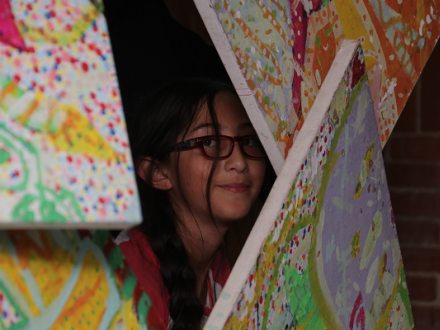 Niña con cuadros