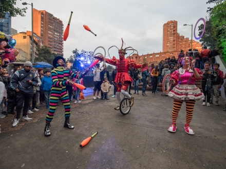 personas fuera del escenario 
