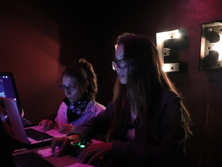 mujeres al borde del ruido 