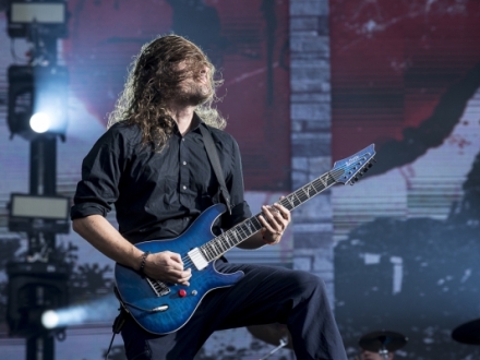 Hombre en stage con guitarra