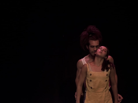 hombre y mujer en el escenario 