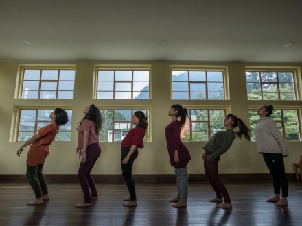 Personas bailando en salón 