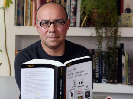 persona con libro en la mano