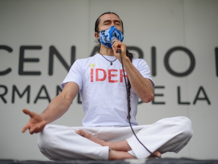 Persona meditando