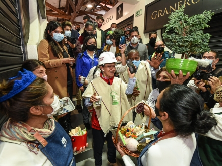Alcaldesa Claudia López y gente
