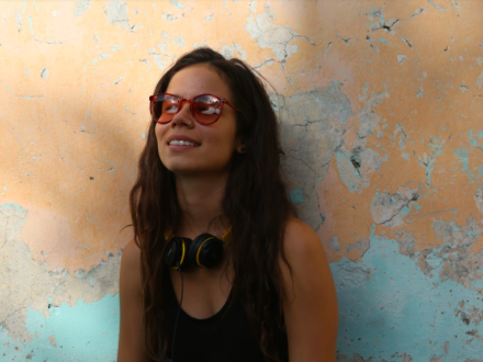 mujer con gafas 