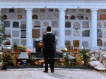 hombre en cementerio