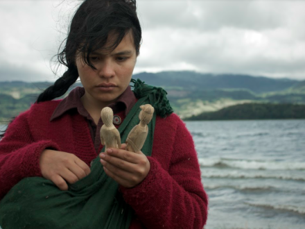 niña en lago 
