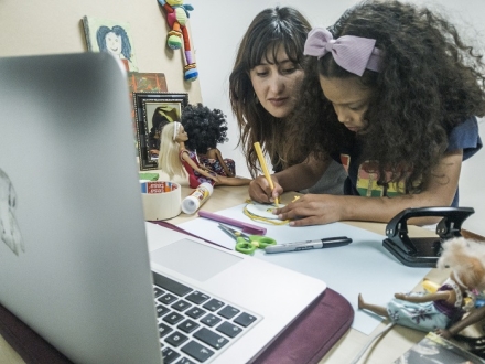 Imagen del capítulo número seis dedicado a las familias