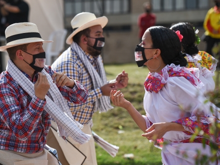 Personas bailando al aire libre