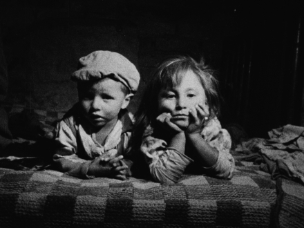 niños acostados 
