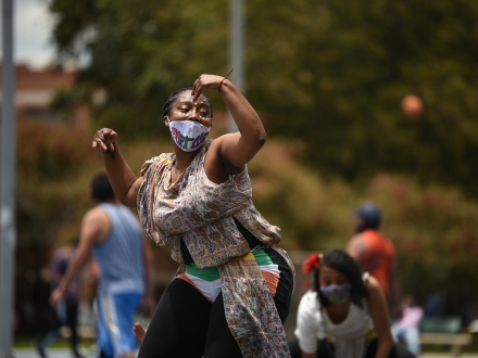 bailarines en espacio público
