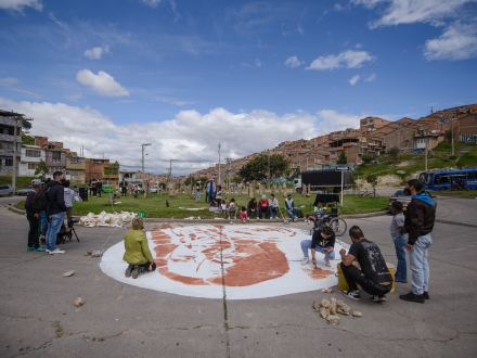 En su compromiso con la memoria, la reconciliación y la reparación simbólica colectiva desde las artes, Idartes se suma a la conmemoración del Día Nacional de la Memoria y la Solidaridad con las Víctimas. 