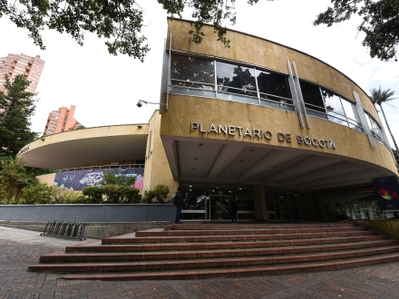 Vuelve de manera presencial Hablemos del universo, el espacio de los conversatorios en vivo de divulgación científica del Planetario de Bogotá.