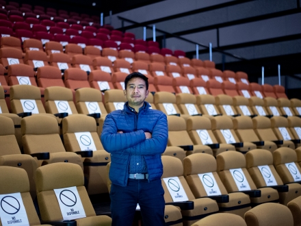 hombre en Sala de cine 