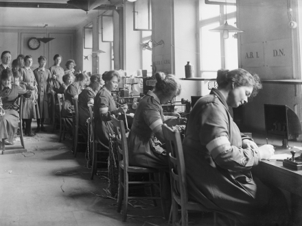 Red de Talleres de Escritura. Foto: Olive Edis, Imperial War Museum, 1919.