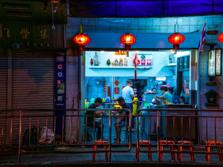 hombres en restaurante